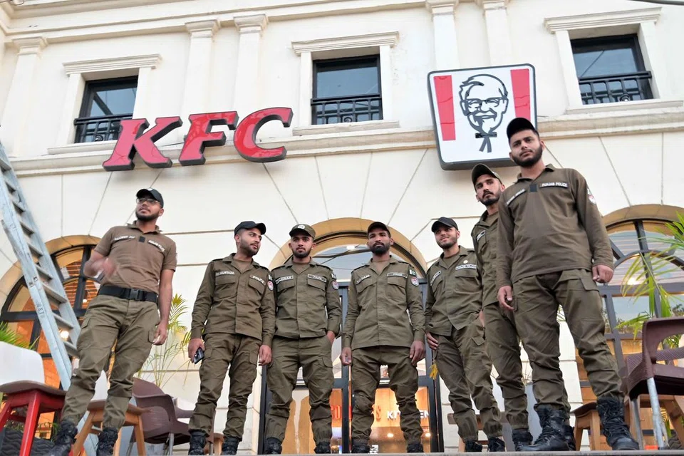 லாகூரில் உள்ள கேஎஃப்சி உணவகத்துக்கு வெளியே பாதுகாப்புப் பணியில் ஈடுபடும் காவல்துறை அதிகாரிகள்.