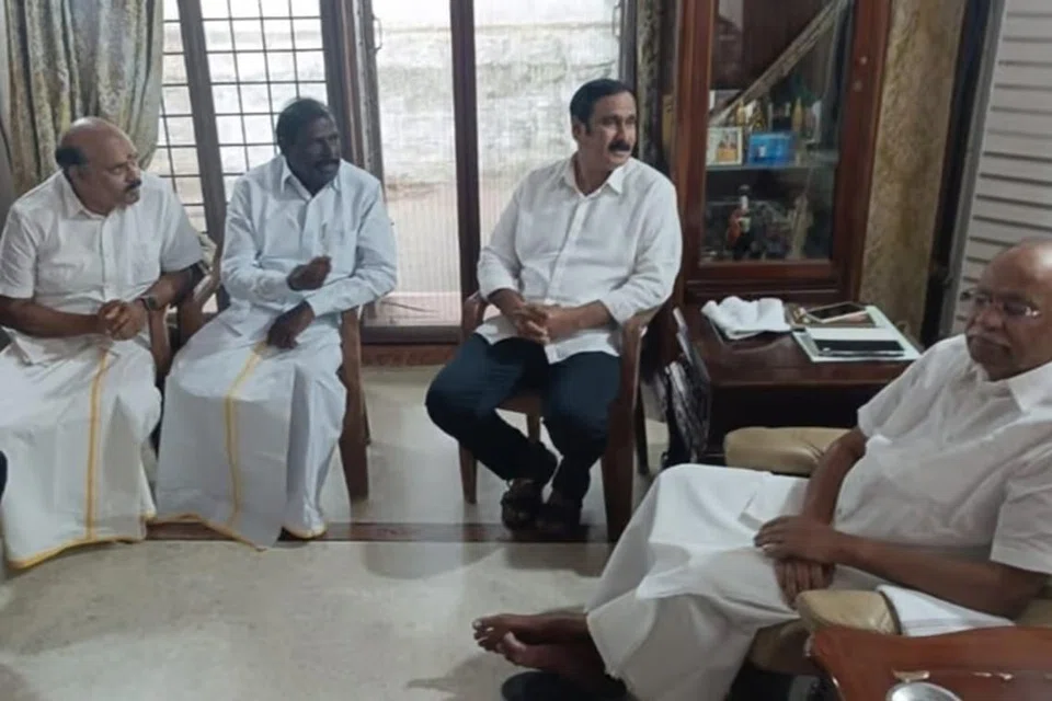 கருத்து மோதலில் ஈடுபட்ட ராமதாஸ் மற்றும் அன்புமணி ராமதாசுக்கு இடையே தைலாபுரம் வீட்டில் கிட்டத்தட்ட ஒரு  மணி நேரம் சமாதானப் பேச்சுவார்த்தை நடைபெற்றது. 