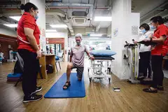 Touchpoint@AMK443ல் இயன் மருத்துவச் சிகிச்சையில் ஈடுபடும் முதியவர். படம்: சாவ்பாவ் 