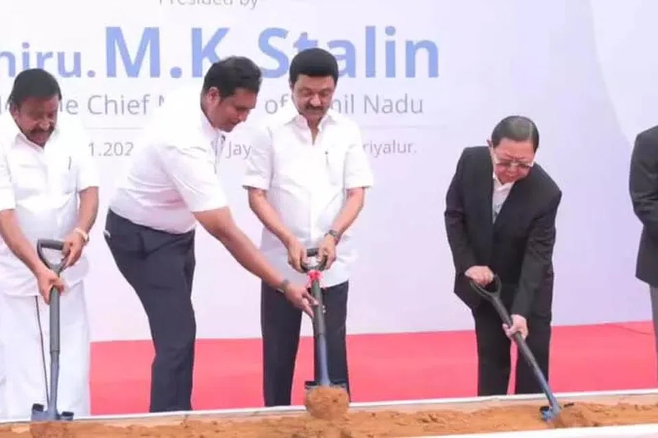 காலணித் தொழிற்சாலைக்கான அடிக்கல் நாட்டு விழாவில் தமிழக முதல்வர் மு.க. ஸ்டாலின் (நடுவில்).