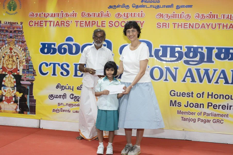 மாணவிக்குக் கல்வி உதவிநிதி வழங்கும் ஜோன் பெரேரா. உடன் செட்டியார் கோவில் குழுமத் தலைவர் ராமசாமி செட்டியார்.