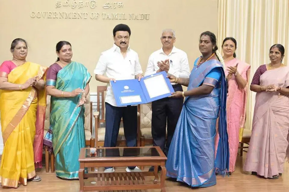 2024ஆம் ஆண்டிற்கான சிறந்த திருநங்கை விருதினை சந்தியா தேவிக்கு வழங்கிய முதல்வர்  மு.க.ஸ்டாலின். 