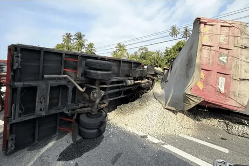 லாரி ஓட்டுநர் தம்மீது சுமத்தப்பட்ட குற்றச்சாட்டுகளை நிராகரித்தார்.