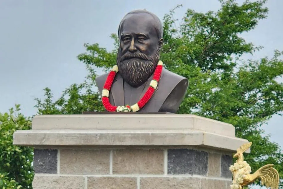 திருக்குறள், திருவாசகம், நாலடியார் உள்ளிட்ட தமிழ் இலக்கியங்களை ஆங்கிலத்தில் மொழிபெயர்த்தமை திரு ஜி.யு.போப்பின் சிறப்பான சேவையாகக் கருதப்படுகிறது.