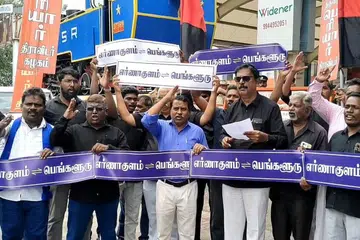 எர்ணாகுளம்- பெங்களூர் இன்டர்சிட்டி ரயிலில் தமிழில் பெயர் பலகை இல்லை என்று கூறி ரயில் பெட்டியில் தமிழ் பெயர் பலகையை வைக்க முயன்றவர்கள் கைது செய்யப்பட்டனர்.