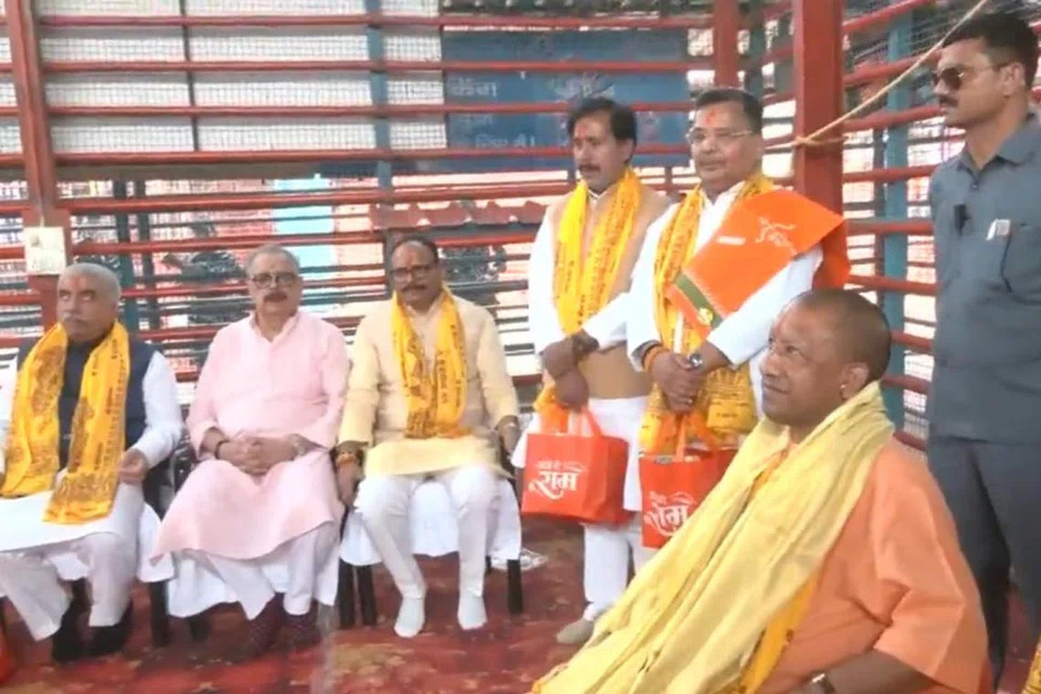 அயோத்தி ராமர் கோயிலில் தனது அமைச்சரவை சகாக்களுடன் முதல்வர் யோகி ஆதித்யநாத்.