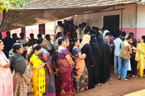 ஒரு வாக்குச்சாவடியில் வாக்களிக்கக் காத்திருந்த கேரள மக்கள்.
