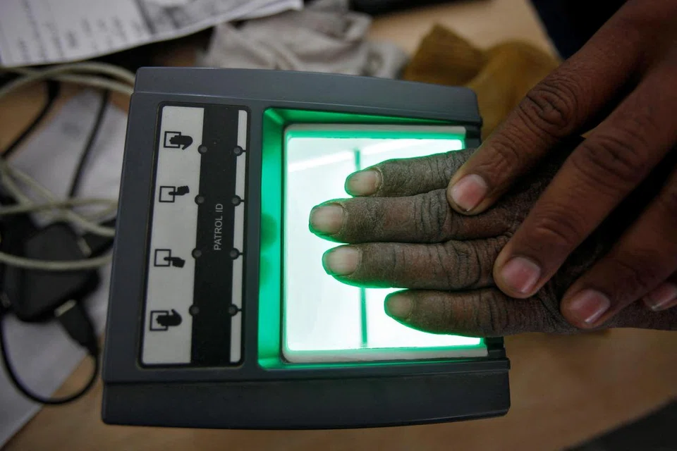 ஆதார் அட்டையில் ஒருவரின் கைரேகைகள், முகம், கண் போன்றவற்றின் மின்னிலக்கப் படங்களுடன் இணைக்கப்பட்ட தனித்துவமான எண் இருக்கும் என இந்திய அரசு தெரிவித்தது.
