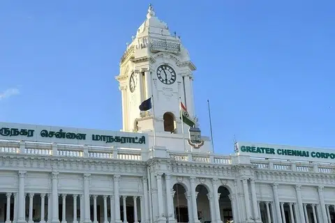 சென்னை மாநகராட்சியில் பணிபுரியும் மூவர்மீது வழக்குப் பதிவு செய்யப்பட்டுள்ளது.