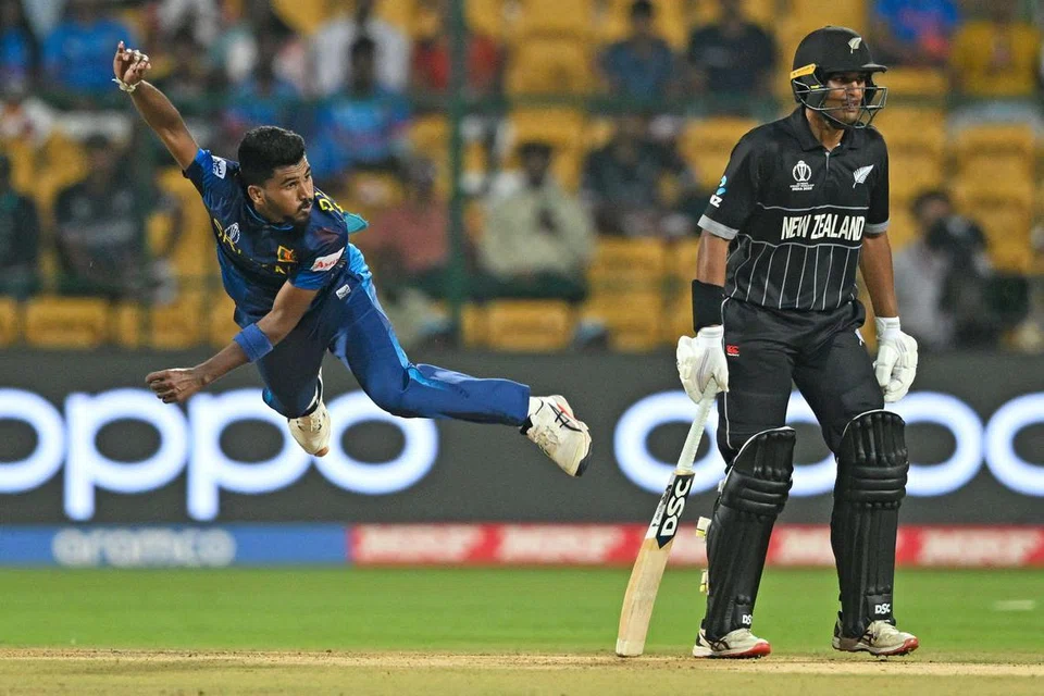 நியூசிலாந்துக்கு எதிரான உலகக் கிண்ண ஆட்டத்தில் பந்துவீசும் இலங்கையின் தில்‌ஷன் மது‌ஷங்க (இடது).