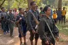 சத்தீஸ்கர் காவல்துறையிடம் சரணடைந்த மாவோயிஸ்ட்டுகள்.