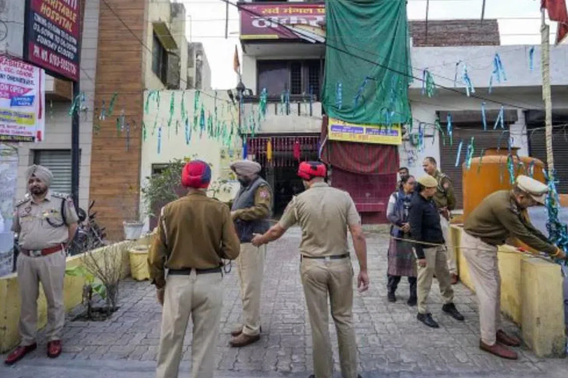 பொற்கோவிலில் தாக்குதல் நடத்திய ஆடவர்: ஐவர் காயம்