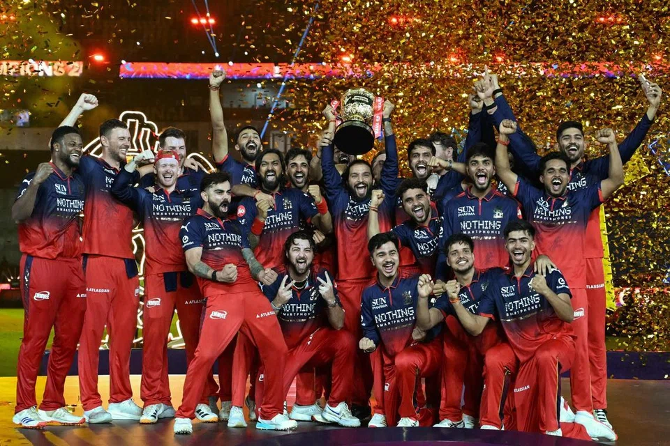 ஐபிஎல் 2026 கிண்ணத்தை உயர்த்திப் பிடித்து வெற்றிக் களிப்பில் கொண்டாடும் பெங்களூரு அணி.