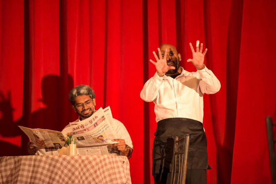 பார்வையாளர்களுக்குச் சிரிப்பூட்டும் நகைச்சுவைக் காட்சிகள் நாடகத்தில் இடம்பெற்றிருந்தன. 