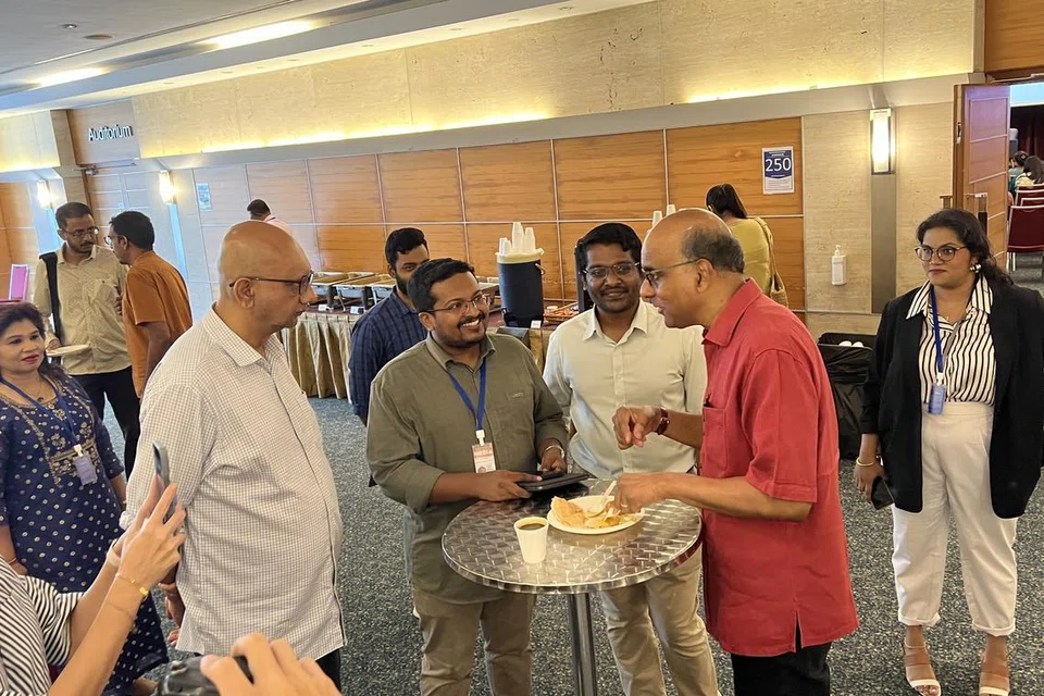 எஸ்பிஎச் மீடியா அரங்கில் சனிக்கிழமை காலை நடைபெற்ற கலந்துரையாடல்’ நிகழ்ச்சிக்கு வந்திருந்த முன்னாள் மூத்த அமைச்சரும் அதிபர் தேர்தல் வேட்பாளருமான திரு தர்மன் சண்முகரத்னம் (வலது) சுடச்சுட தயாரிக்கப்பட்ட தோசையைச் சுவைத்தார். அவருடன் (இடமிருந்து) தமிழ் முரசின் ஆசிரியர் ஜ. ராஜேந்திரன், செய்தி ஆசிரியர் இர்ஷாத் முஹம்மது, மின்னிலக்க ஆசிரியர் எஸ். வெங்கடேஷ்வரன். 