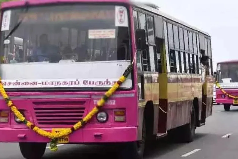 பெண்கள் இலவசப் பயணம் மேற்கொள்ளும் பேருந்து.
