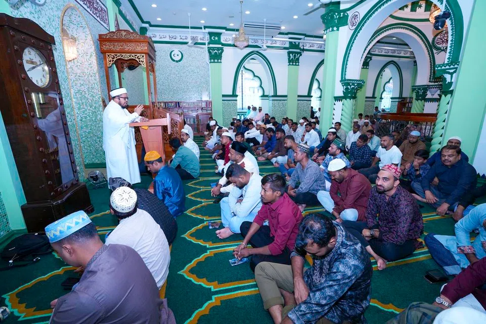 அப்துல் கஃபூர் பள்ளிவாசலில் நடைபெற்ற சிறப்புத் தொழுகைக் காட்சி.