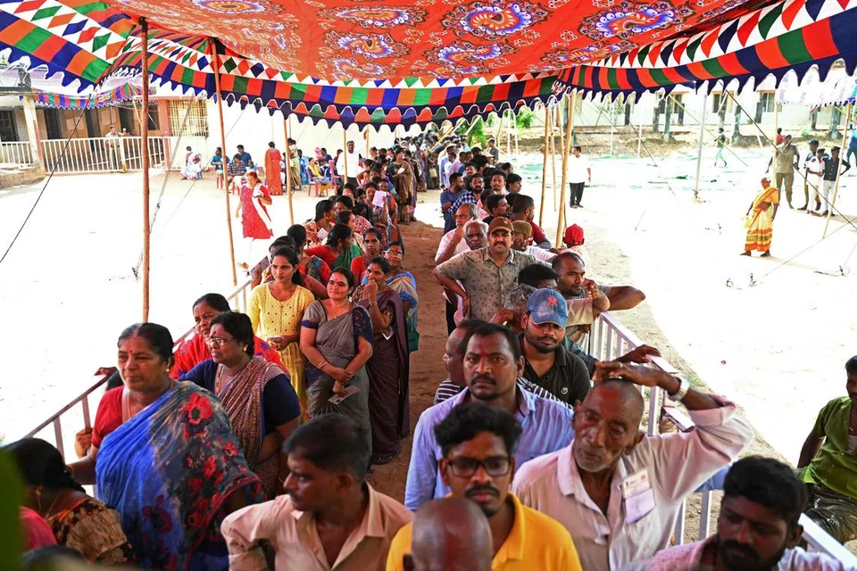 ஆந்திராவின் திருப்பதி மாவட்டத்தில் மே 13 நடந்த 4ஆம் கட்டத் தேர்தலில் வாக்களிக்க வரிசை பிடித்து நிற்கும் மக்கள். 