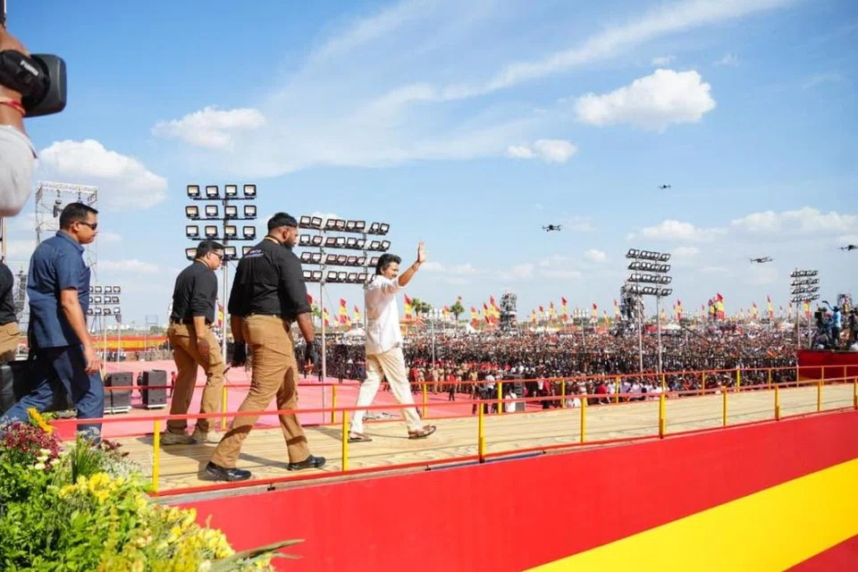 தவெக தொண்டர் சரத்குமாரும் அவரது தாயார் சந்தோசமும் பெரம்பலூர் மாவட்டக் காவல் கண்காணிப்பாளர் அலுவலகத்தில் விஜய் மீதும் அவரது காவலர்கள் மீதும் புகார் அளித்துள்ளனர். 