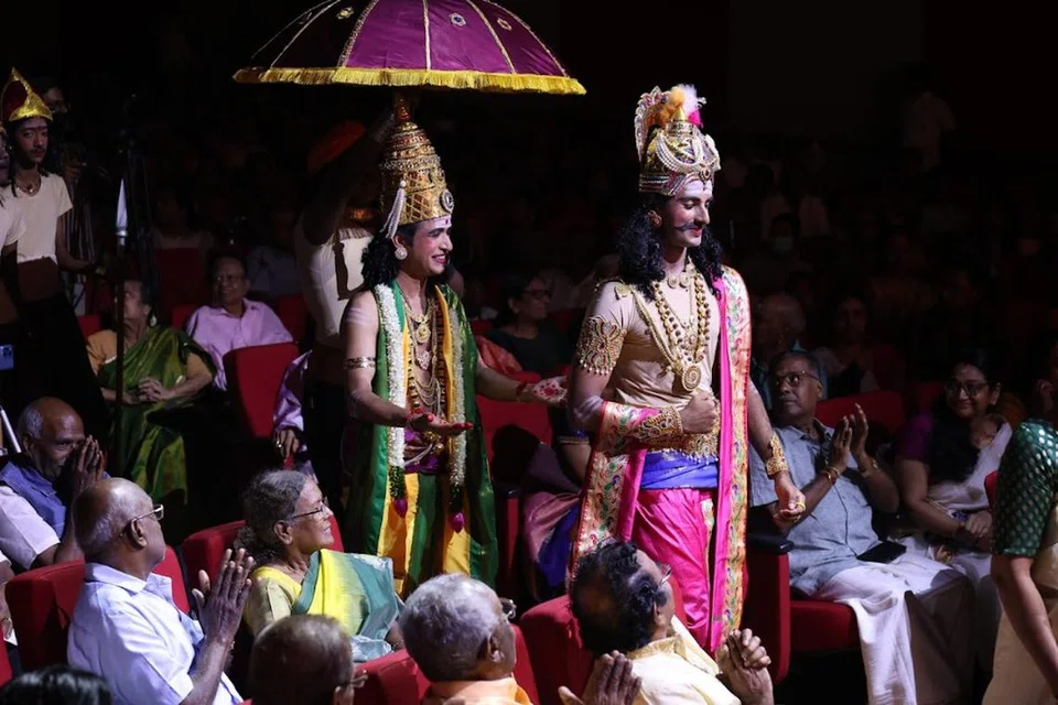 பார்வையாளர்களிடையே நடமாடும் ‘சுந்தரர்’ மீனாட்சி சுந்தரம் (இடது), ‘சேரமான் பெருமாள்’ ப்ரவீன் காசி. 