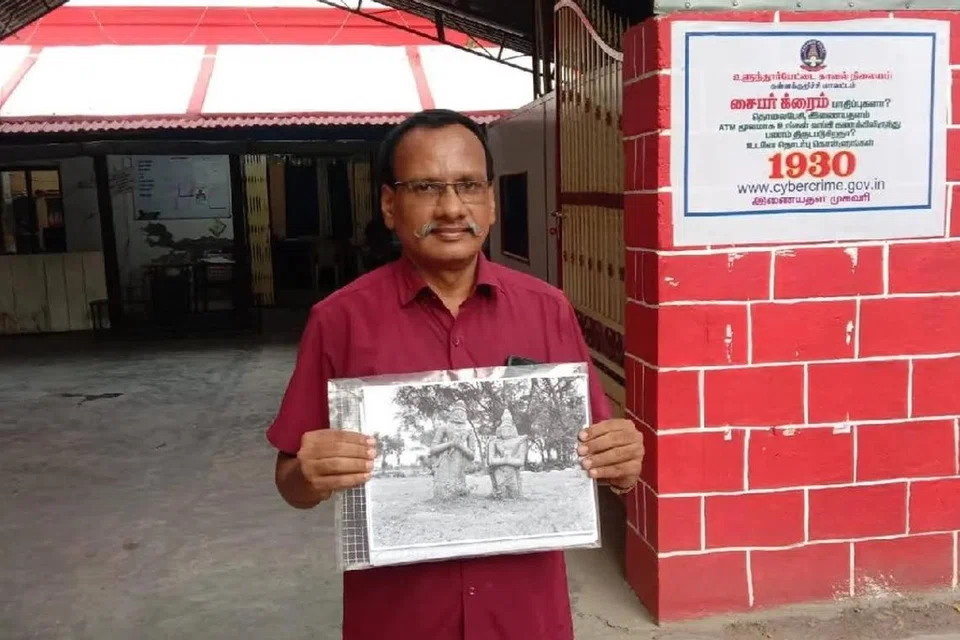 புதுச்சேரியில் இருக்கும் பிரஞ்ச் இன்ஸ்டிடியூட் நிறுவனத்தில் உள்ள ஆவணங்களிலிருந்து நகல் எடுக்கப்பட்ட பழைமையான மன்னர் சிலைகளின் புகைப்படத்துடன் ஆய்வாளர் செங்குட்டுவன்.