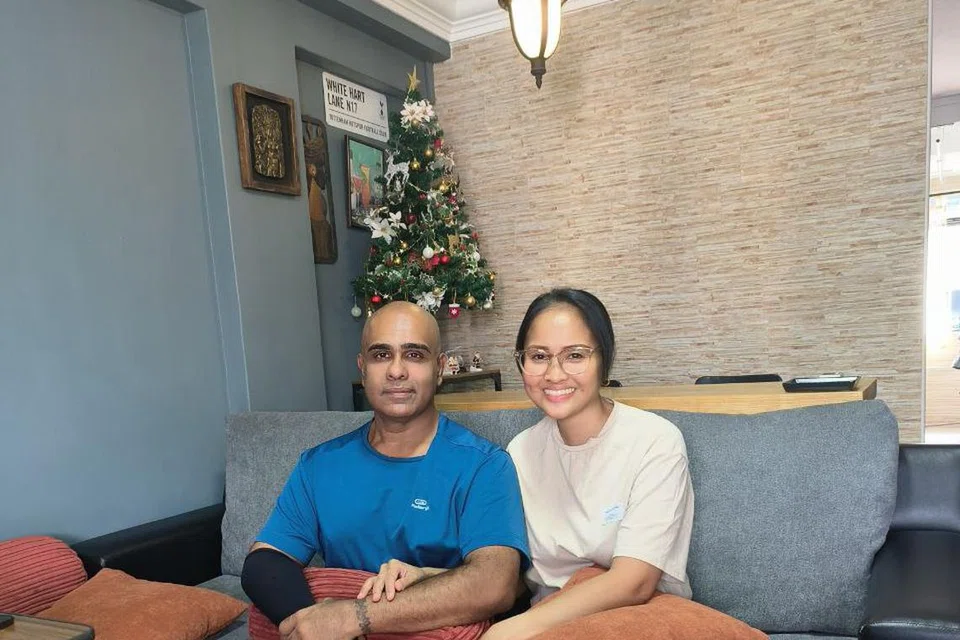 காதலித்துக் கைப்பிடித்த மனைவி ரிஸாலி கால்மா, 42, துயரமான காலத்தில் துணைநின்றதாக நெகிழ்ச்சியுடன் கூறினார் பிரகாஷம் தங்கவேலு,51.