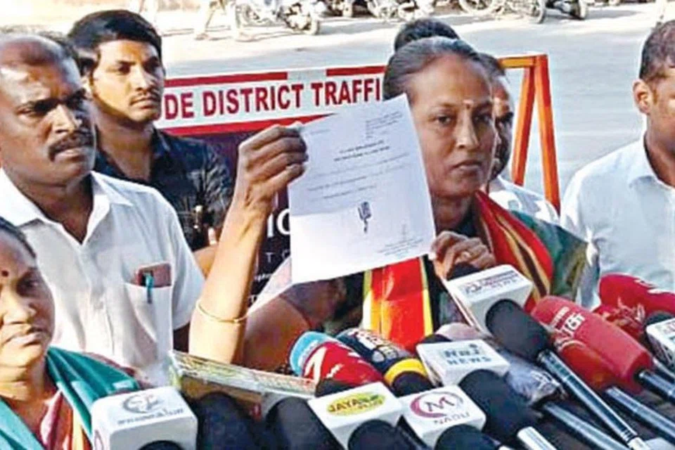 ‘மைக்’ சின்னத்தை தனது பிரசாரத்தின்போது அறிமுகப்படுத்திய நாம் தமிழர் கட்சி வேட்பாளர் சீதாலட்சுமி.