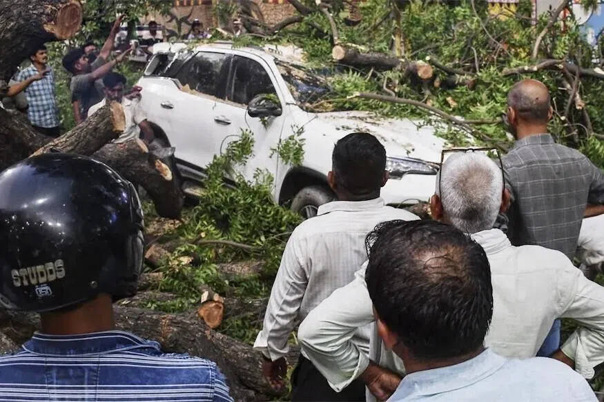 உத்தரப் பிரதேசத்தை உலுக்கிய புயல், மழை; 89 பேர் உயிரிழப்பு