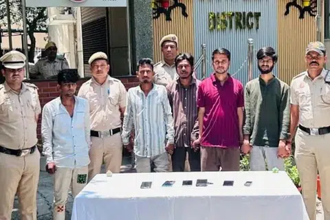 கைதுசெய்யப்பட்டவர்களுடன் மும்பை காவல்துறை அதிகாரிகள்.
