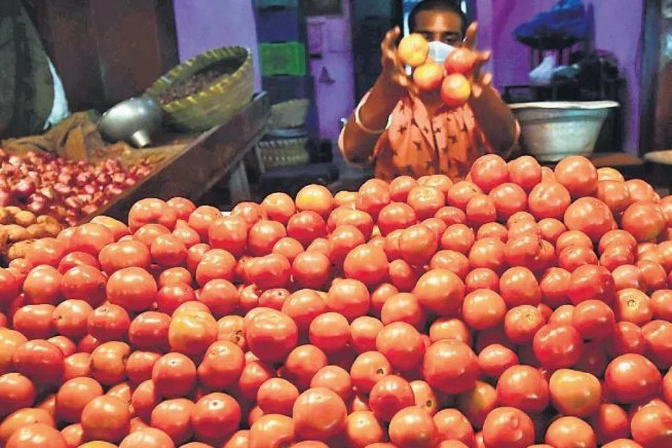 தக்காளி விலை கட்டுக்கடங்காததால் அமைச்சர் பெரியகருப்பன் அதிகாரிகளுடன் ஆலோசனை நடத்தியிருக்கிறார். 