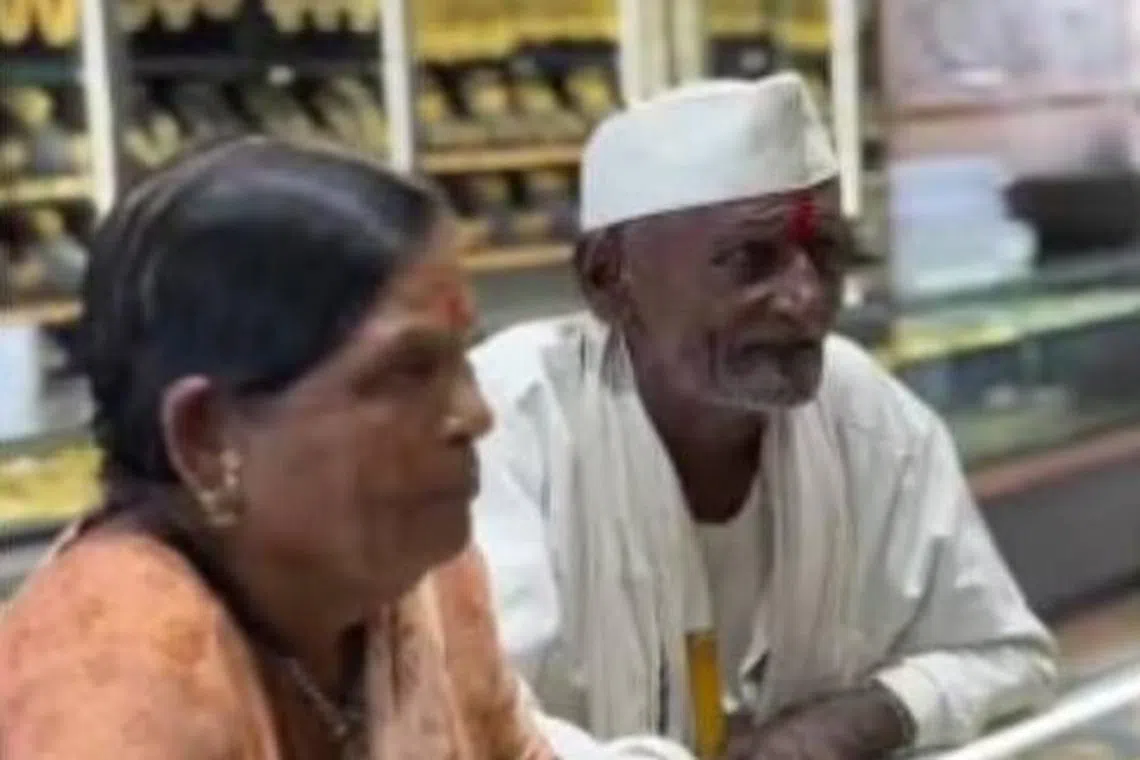 தங்கத்தில் தாலி வாங்க விரும்பிய 93 வயது முதியவர்: இலவசமாக அளித்த கடை உரிமையாளர்