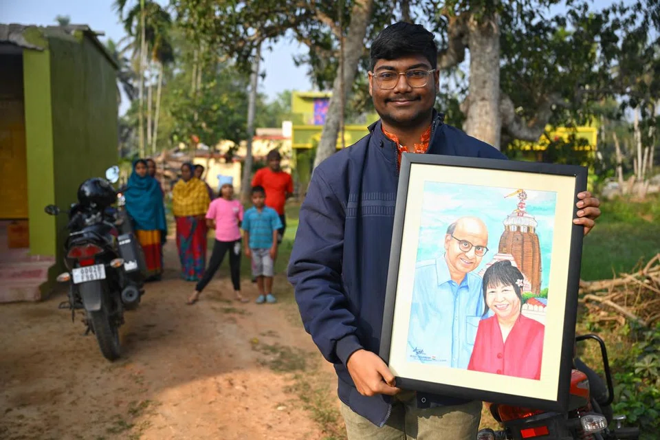 ரகுராஜ்பூரைச் சேர்ந்த ஓவியக் கலைஞர் ஆயுஷ் மொகபத்ரா, 16, பூரி ஜெகன்னாத் கோவிலைப் பின்னணியில் கொண்ட ஓவியத்தை அதிபருக்குப் பரிசளித்தார். 