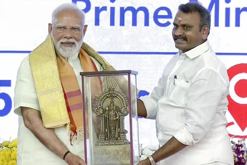 ஞாயிற்றுக்கிழமை (மார்ச் 1) மதுரையில் நடைபெற்ற நிகழ்ச்சியில் கலந்துகொண்ட பிரதமர் நரேந்திர மோடிக்கு மத்திய இணையமைச்சர் எல். முருகன் நினைவுப்பரிசு வழங்கினார்.