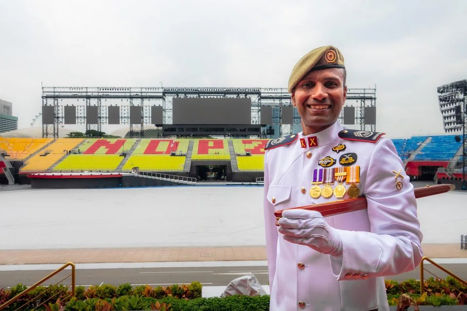 தேசிய தின அணிவகுப்பில் ‘ரெஜிமெண்டல் சார்ஜண்ட் மேஜராக’ பொறுப்பேற்ற முகமது அயூப் சையது அப்துல் காதர்.