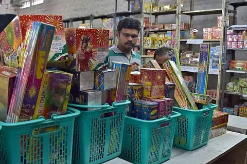 டெல்லியில் பசுமைப் பட்டாசுகளை வெடிப்பதற்கு அனுமதி வழங்கப்பட்டுள்ளது. 
