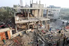 காஸாவின் மத்தியப் பகுதியில் இஸ்ரேலிய தாக்குதலால் ஏற்பட்ட சேதம்.