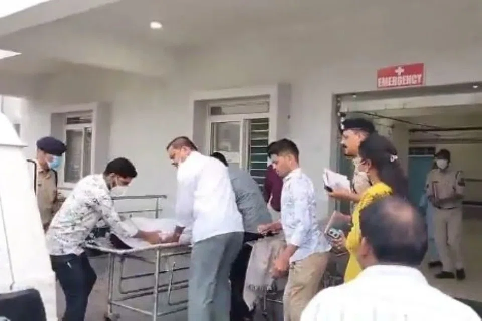 சிகிச்சை பெற்று வருபவர்களில் சிலரது நிலைமை கவலைக்கிடமாக இருப்பதாகத் தெரிவித்த அதிகாரிகள், அவர்கள் புந்தேல்கண்ட் மருத்துவக் கல்லூரிக்கும் சாகர் மாவட்ட மருத்துவமனைக்கும் மாற்றப்பட்டுள்ளதாகக் கூறினர்.