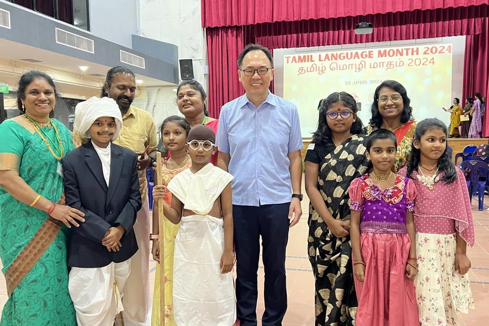 மாறுவேடப் போட்டியில் பங்கேற்ற சில மாணவர்களுடன் புக்கிட் பாஞ்சாங் நாடாளுமன்ற உறுப்பினர் திரு லியாங் எங் ஹுவா (நடுவில்), புக்கிட் பாஞ்சாங் இந்தியர் நற்பணிக் குழுத் தலைவர் பாரு (பின்வரிசை வலம்).