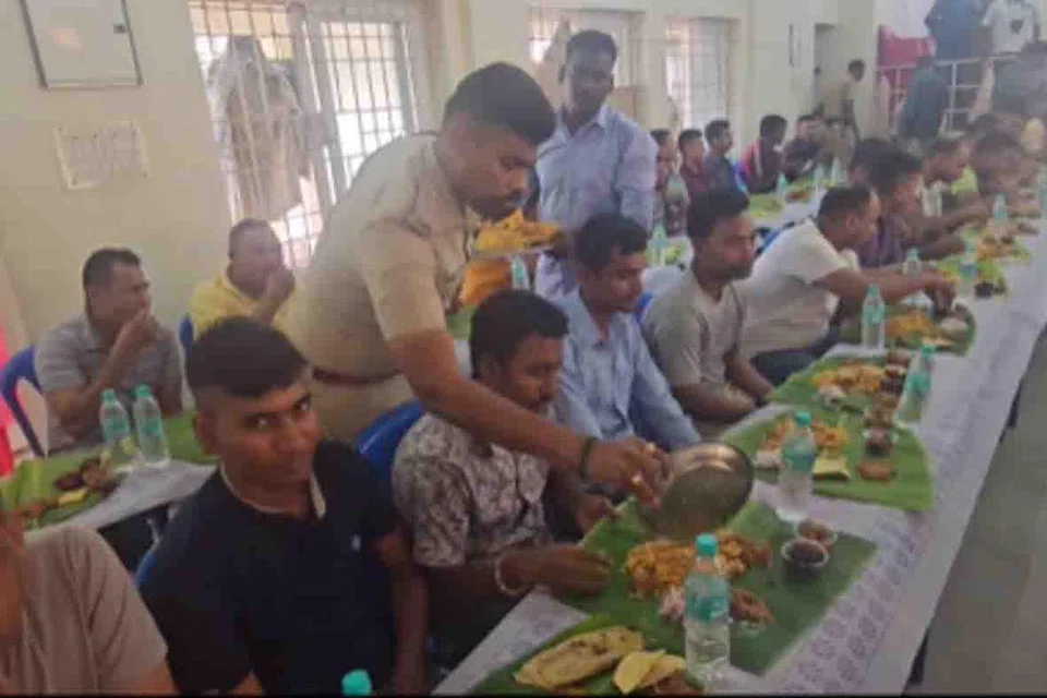 துணை ராணுவப்படையினருக்கு விருந்து பரிமாறும் காவல்துறையினர்.