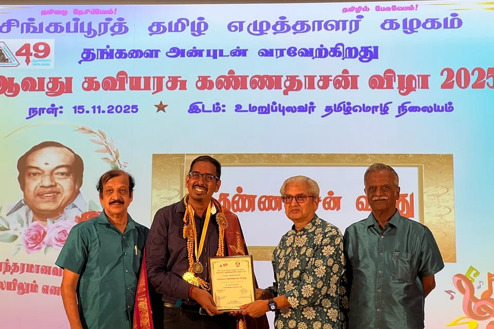 (இடமிருந்து) சிங்கப்பூர்த் தமிழ் எழுத்தாளர் கழகத் தலைவர் சு.முத்துமாணிக்கம், 2025ஆம் ஆண்டிற்கான கண்ணதாசன் விருது பெற்ற தமிழ் முரசு செய்தியாளர் ஜனார்த்தனன் கிரு‌‌‌ஷ்ணசாமி,  விருதை வழங்கிய முன்னாள் நியமன நாடாளுமன்ற உறுப்பினர் கார்த்திகேயன், கழகத்தின் முன்னாள் தலைவர் நா.ஆண்டியப்பன். 