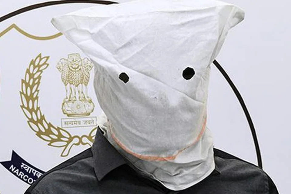 முகமூடி அணிவித்து அழைத்து வரப்பட்ட ஜாஃபர்.