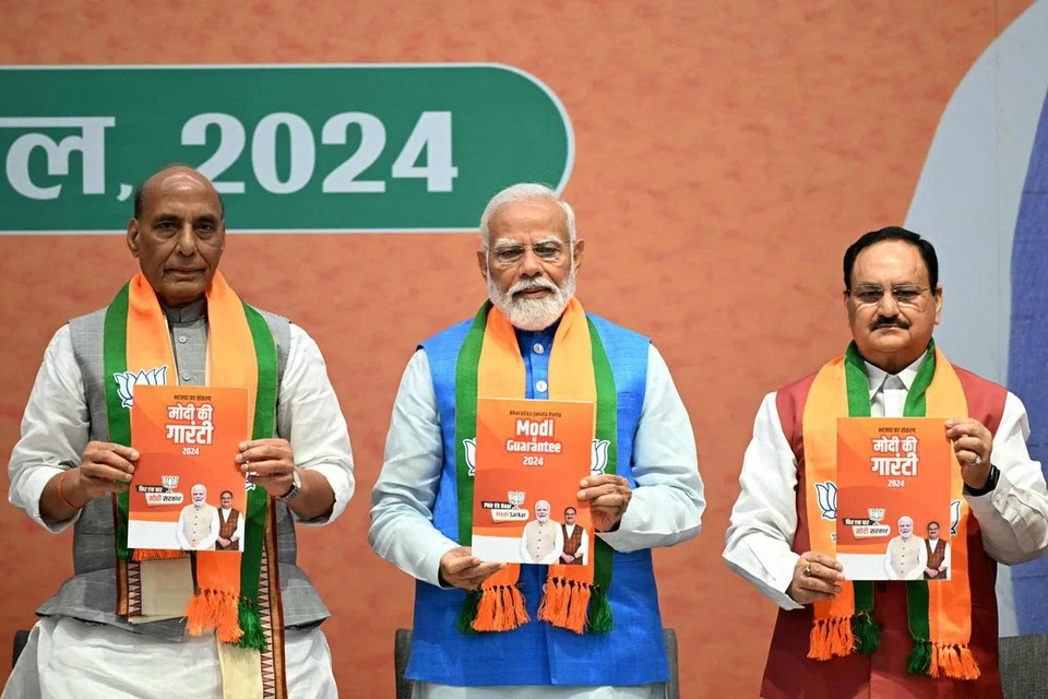 பாஜக தேர்தல் அறிக்கை வெளியீட்டு நிகழ்வில் (இடமிருந்து) தற்காப்பு அமைச்சர் ராஜ்நாத் சிங், இந்தியப் பிரதமர் நரேந்திர மோடி, பாஜக தேசிய பொதுச் செயலாளர் ஜே.பி.நட்டா.