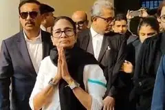 மம்தா பானர்ஜி சட்டப்படிப்பை முடித்துள்ளார்.