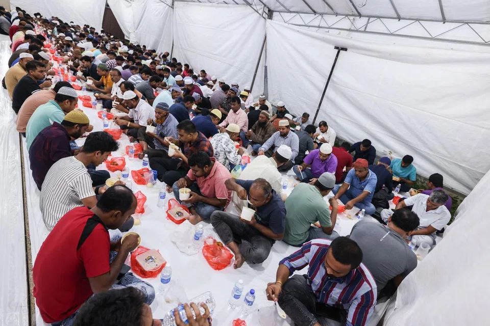 ஜாமிஆ சூலியா பள்ளிவாசலில் சமைக்கப்பட்ட கஞ்சியை அப்துல் கஃபூர் பள்ளிவாசலில் சுவைக்கும் இறையன்பர்கள்.