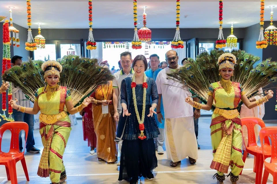 வெளியுறவு மற்றும் வர்த்தக, தொழில் துணை அமைச்சர் கான் சியாவ் ஹவாங் (நடுவில்), நிகழ்ச்சியைச் சிறப்பித்தார்.