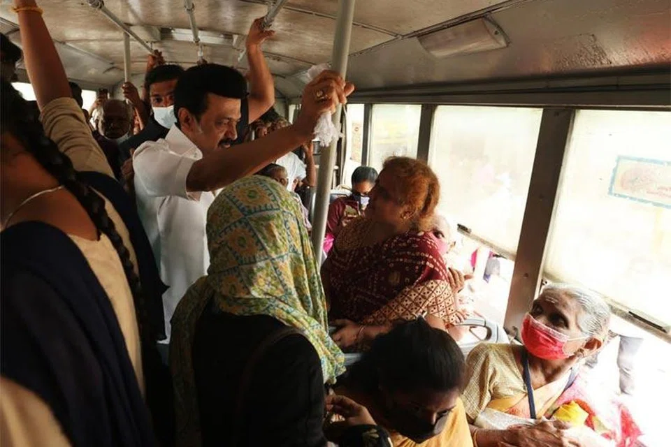 ஆளும் திமுக அரசாங்கத்தின் ‘விடியல் பயணம்’ திட்டத்தின்கீழ் மார்ச் மாதம் அன்றாடம் 55 லட்சம் பெண்கள் இலவசமாகப் பேருந்துகளில் பயணம் செய்தனர்.