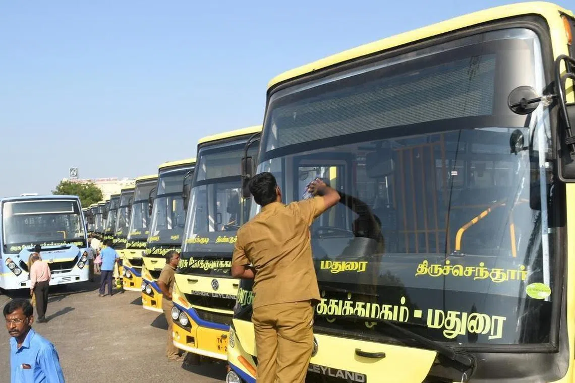 அரசுப் பேருந்தில் முன்பதிவு செய்து பயணித்த 13 பேருக்குப் பரிசு