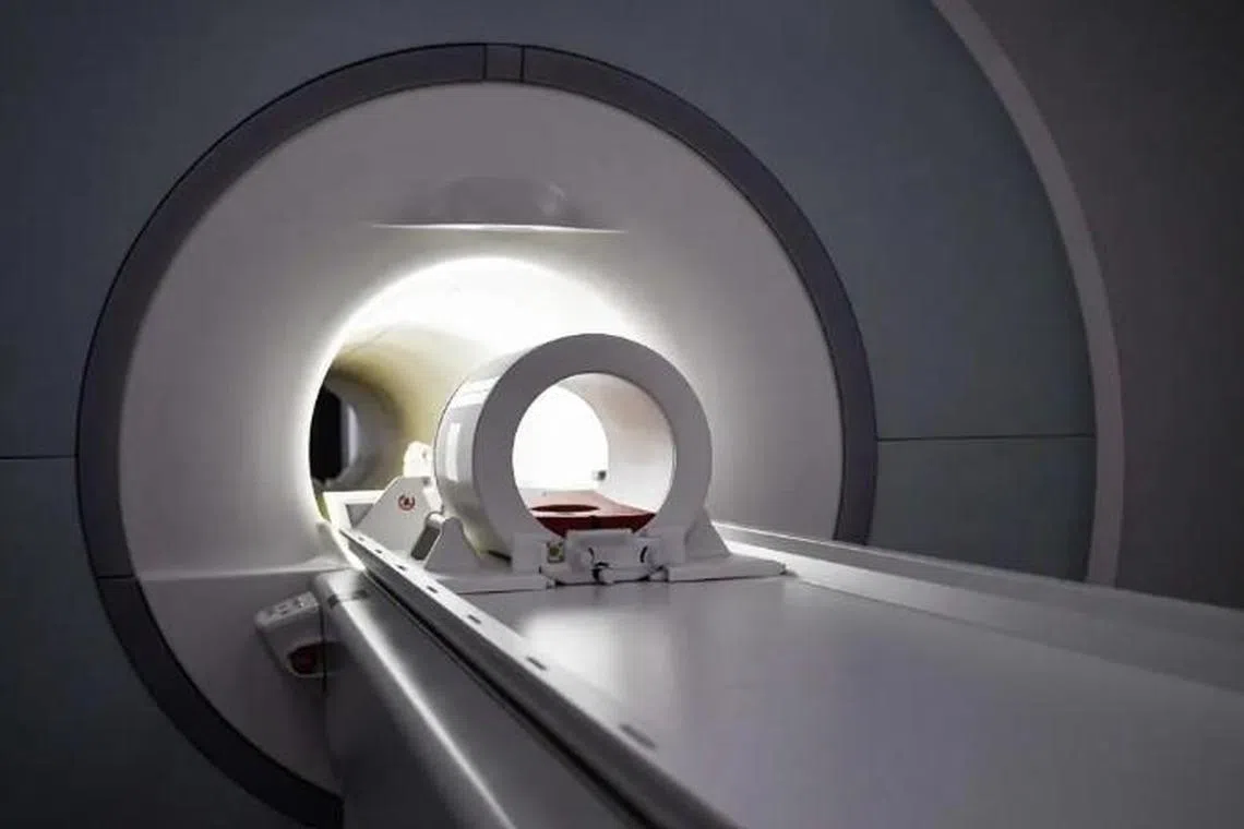 எம்ஆர்ஐ இயந்திரத்துக்குள் இழுக்கப்பட்டவர் மாண்டுவிட்டார்: அமெரிக்கக் காவல்துறை