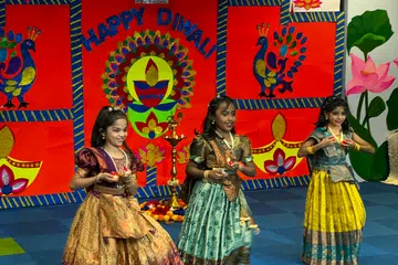 குழு நடனப் போட்டியில் முதல் நிலையைப் பிடித்த ஆத்யா, நேத்ரா பகவதி, வினி‌‌‌ஷா (இடமிருந்து).