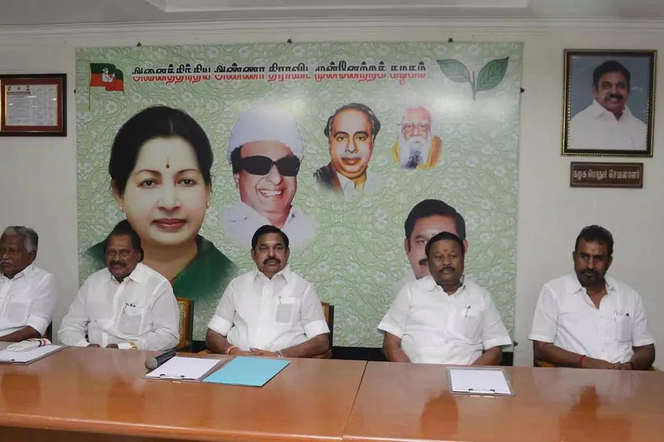 சென்னை ராயப்பேட்டையில் அதிமுக தலைமைக் கழகத்தில் மிக உற்சாகத்துடன் கட்சியினரை எடப்பாடி பழனிசாமி சந்தித்தார். 